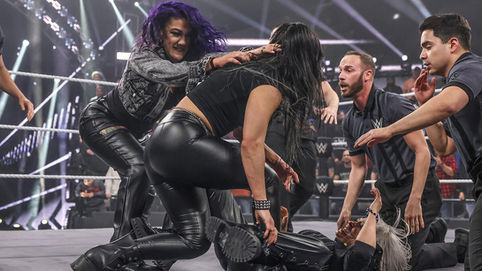 Bayley de regreso a WWE NXT y luchará en épico duelo de parejas
