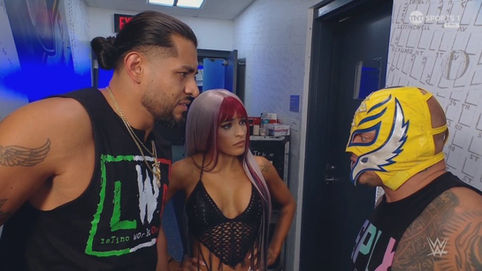 SmackDown: Rey Mysterio realiza una llamada de emergencia (VIDEO)