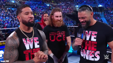 Roman Reigns y los Usos intentan aguantar la risa en televisión global (VIDEO)