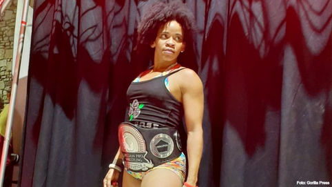 La Rosa Negra se convierte en la PRIMERA campeona de Mission Pro Wrestling en Texas