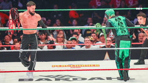 Finn Bálor y Mr. Iguana en Triplemania XXXIII