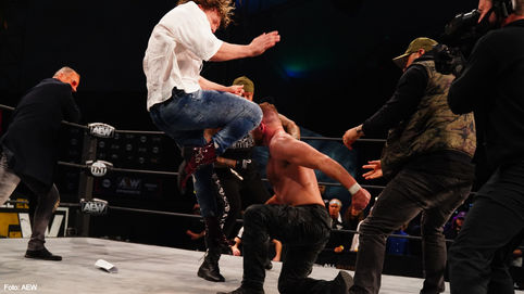 AEW Dynamite: ¿Lucha a Muerte con Alambres de Púas Explosivos entre Omega y Moxley en REVOLUTION?
