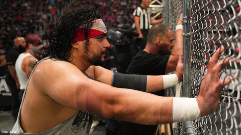 LAMENTABLE: Santana lesionado en la lucha Blood & Guts en AEW Dynamite (VIDEO)