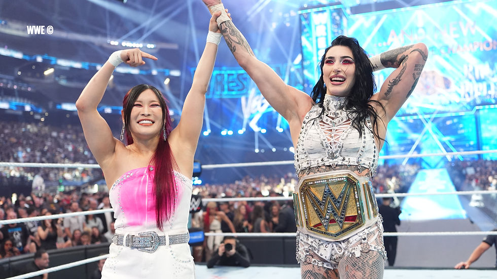 Rhea Ripley, campeona femenina de WWE, junto a Iyo Sky en WrestleMania 42