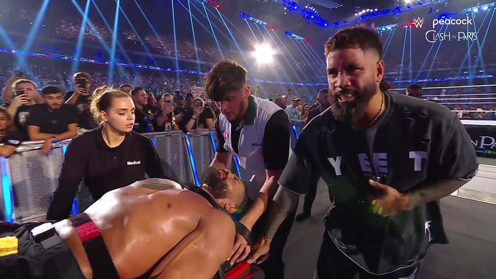 Roman Reigns sale maltrecho de WWE Clash in Paris.
