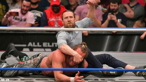 SORPRESA: Bryan Danielson ataca a Kenny Omega; Se mantiene leal al Blackpool Combat Club
