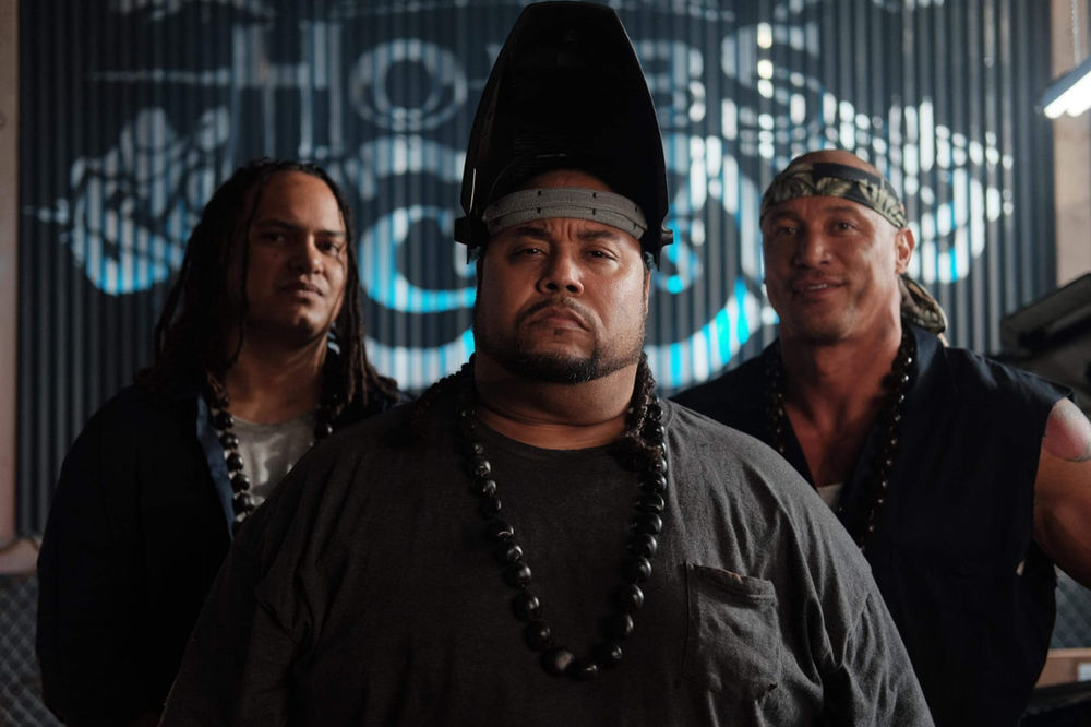 Lloyd Anoa'i (The Tahitian Warrior) en comercial junto a su primo Roman