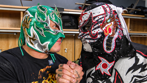 Penta y Rey Fénix chocarán en la final para enfrentar a Roman Reigns en Raw México