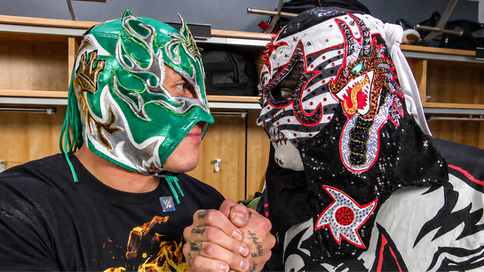 Penta y Rey Fénix chocarán en la final para enfrentar a Roman Reigns en Raw México