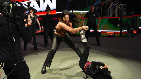 WWE Raw: Raquel ataca otra vez a Vaquer, Breakker suspendido, Gunther gana luego de rendirse (VIDEO)