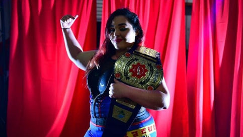 Raeven Marie conquista su décimo campeonato en la lucha libre (VIDEOS)