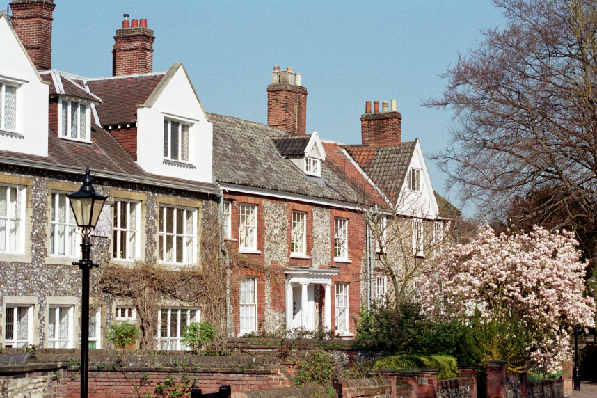 Norwich-Houses-Cathedral-Close_Depositphotos_395556164_xl-2015.png
