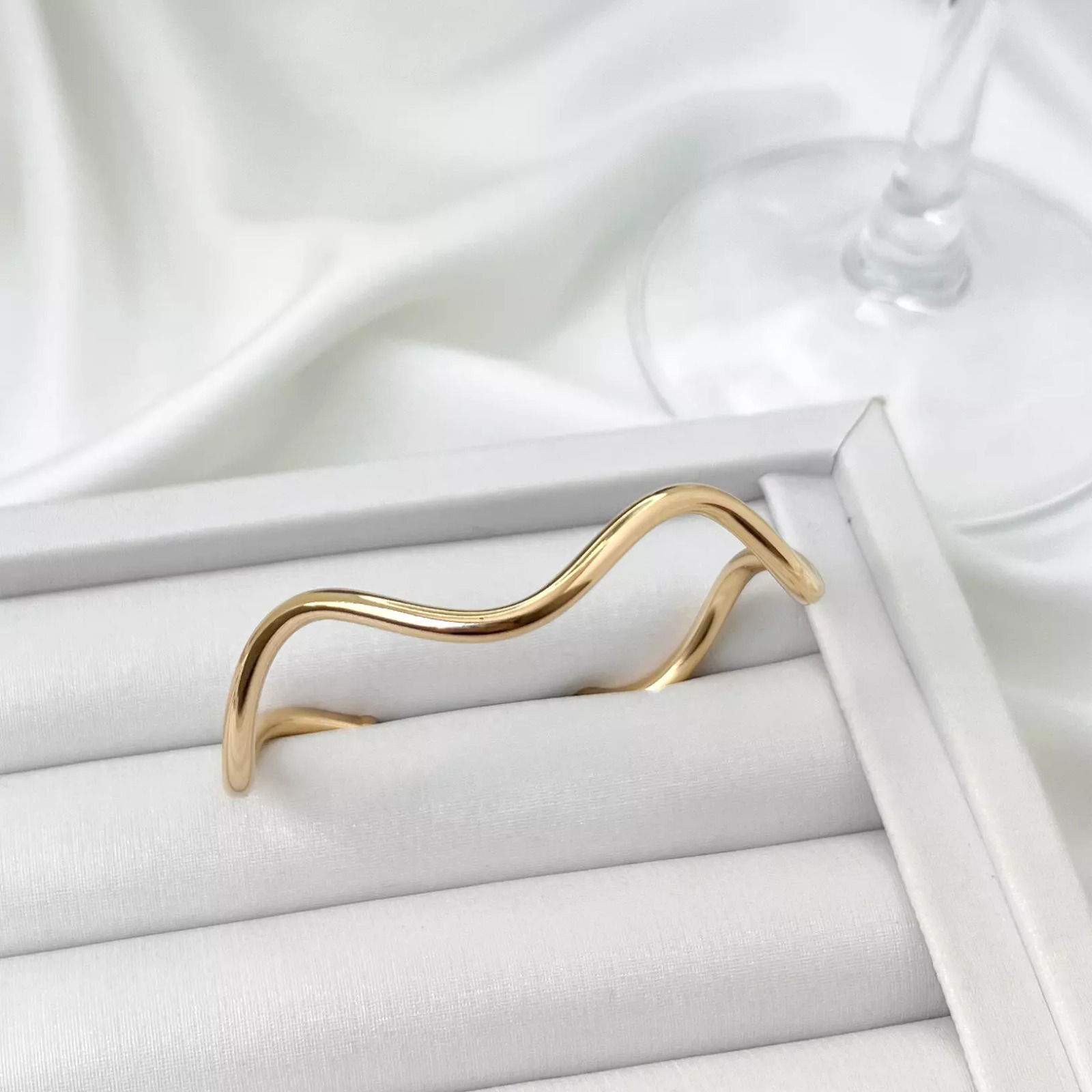 Bracelete dourado ondulado