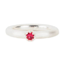 Silberring mit leuchten pink-rotem Safir in einer Krappenfassung