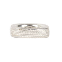 Quadratischer Ring aus Silber mit Fadenstruktur