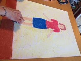 une femme dessine sa silhouette habillée