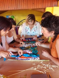des participantes à un atelier collectif d'art thérapie