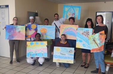 l'équipe d'un ehpad montrant ses dessins