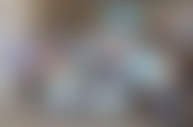 l'équipe d'un ehpad montrant ses dessins