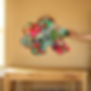 oeuvre d'art patchwork sur un mur ocre