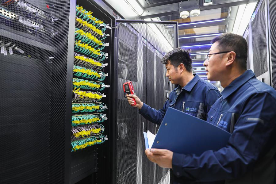 Staff members work at China Mobile's computing center in Qingyang, northwest China's Gansu Province, Jan. 6, 2025. (Xinhua/Lang Bingbing)