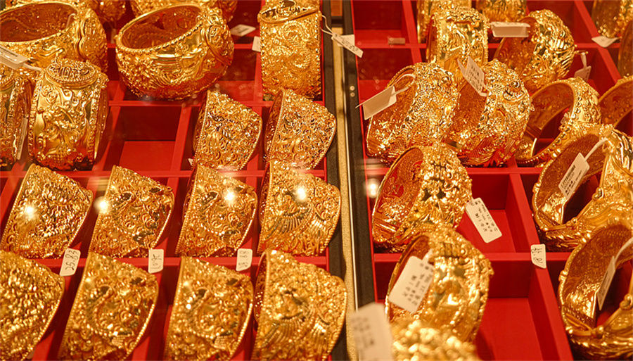 Gold bracelets are on display at Shuibei market in Shenzhen, South China's Guangdong province on Dec 8, 2024. [Photo/VCG]