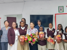 Chinese Ambassador to Bahamas visits school with Chinese course and provides Scholarship