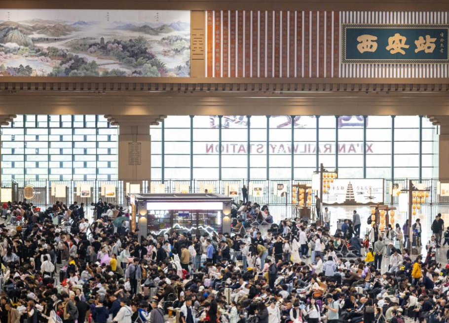 Passengers are seen at the waiting hall of Xi'an Railway Station in Xi'an, Northwest China's Shaanxi province, May 1, 2026. [Photo/Xinhua]