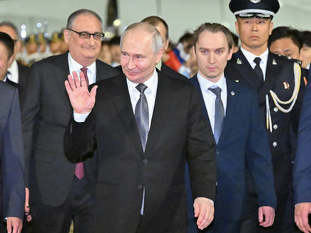 Putin hails 'unprecedented level' of ties with China 
