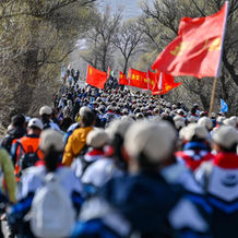 Ningxia students continue 31-year tradition with 54-km trek to honor martyrs