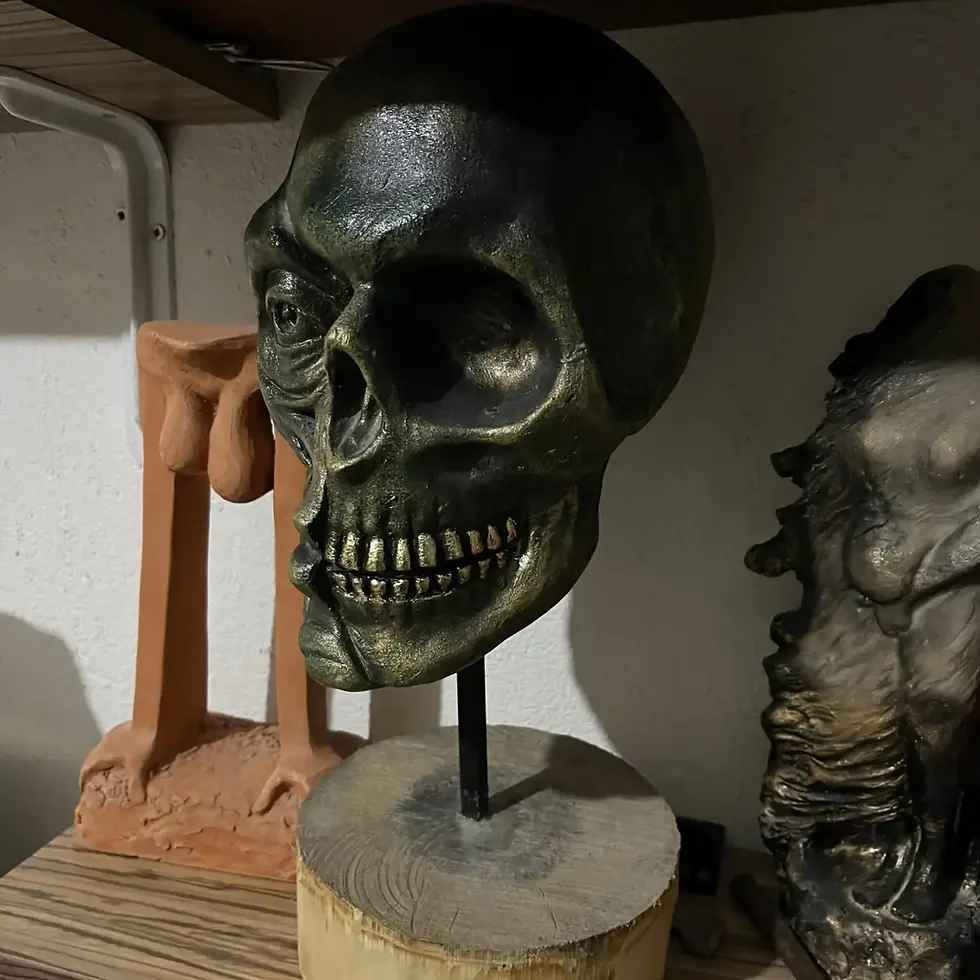 El Yapımı Gotik Kafatası Heykeli