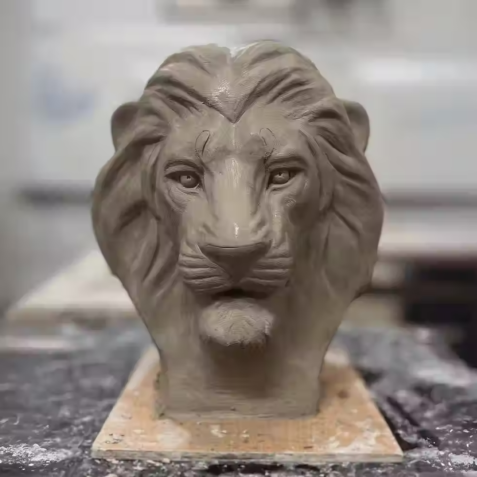 El Yapımı Aslan Başı Göğüs Heykeli