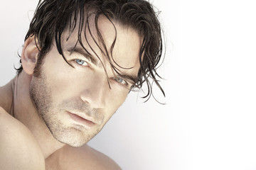 Mies - kulmikkaat kasvonmuodot!