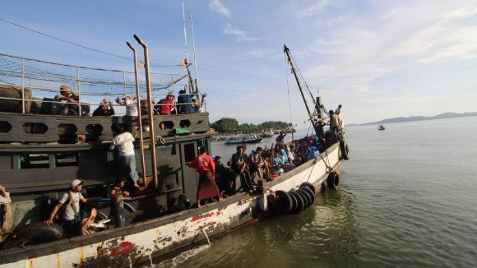 Migrants flee to Myanmar