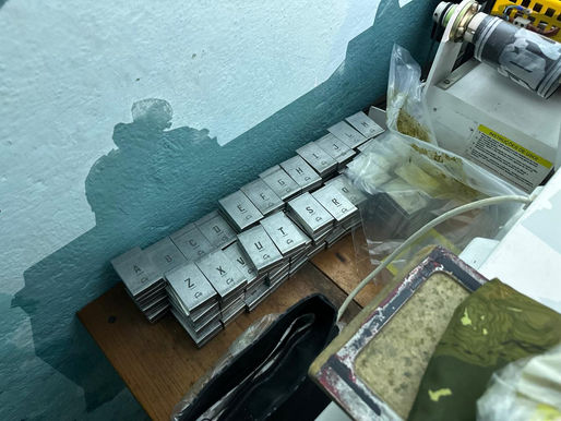 Polícia identifica fábrica clandestina de placas veiculares falsas na capital paulista