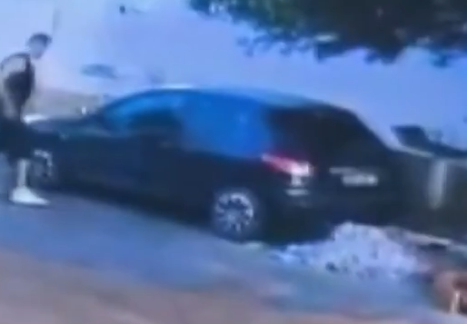 Câmera de segurança registra homem atirando tijolos contra carros
