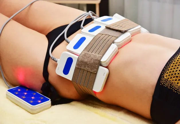 Lipo-Laser  Bauch nutzt sichtbares rotes Laserlicht, um eine sichere und schmerzfreie Bio-Stimulationswirkung im gewünschten Fettgewebe zu erzielen. Diese Stimulation ist der normale biochemische Weg, den der Körper verwendet, um bei Bedarf Energieressourcen aus den Fettzellen freizubekommen. Es treten also weder abnormale Effekte im Körper auf, noch werden irgendwelche Körpergewebe wie z.B. Haut, Blutgefäße, benachbarte Nerven oder lebenswichtige Organe beschädigt. Die Behandlung kann bei allen Hauttypen und an allen Körperregionen, wo unerwünschtes Fett gespeichert ist, durchgeführt werden. Die Behandlung ist angenehm und völlig schmerzfrei!
