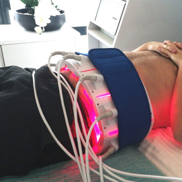 Lipo-Laser Arme nutzt sichtbares rotes Laserlicht, um eine sichere und schmerzfreie Bio-Stimulationswirkung im gewünschten Fettgewebe zu erzielen. Diese Stimulation ist der normale biochemische Weg, den der Körper verwendet, um bei Bedarf Energieressourcen aus den Fettzellen freizubekommen. Es treten also weder abnormale Effekte im Körper auf, noch werden irgendwelche Körpergewebe wie z.B. Haut, Blutgefäße, benachbarte Nerven oder lebenswichtige Organe beschädigt. Die Behandlung kann bei allen Hauttypen und an allen Körperregionen, wo unerwünschtes Fett gespeichert ist, durchgeführt werden. Die Behandlung ist angenehm und völlig schmerzfrei!