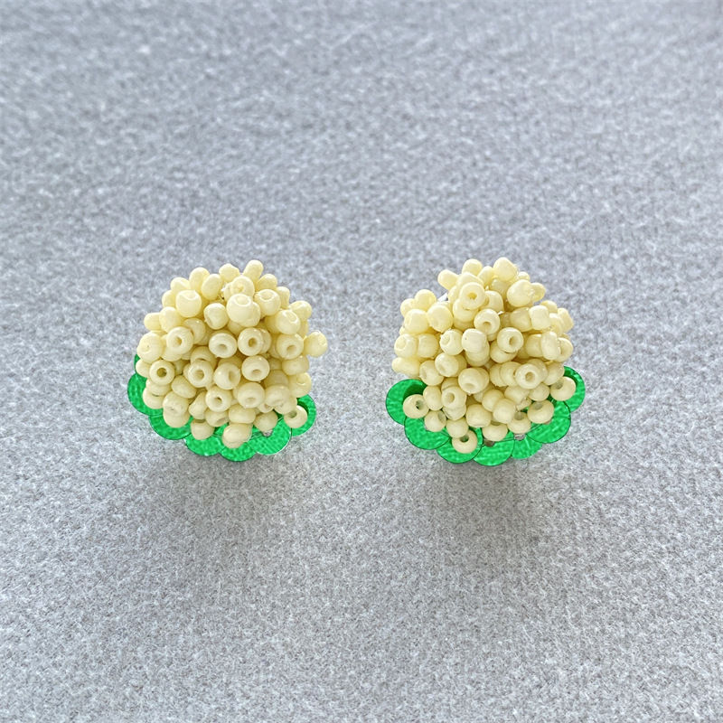 Thumbnail: Small Hortensia Bead Earrings