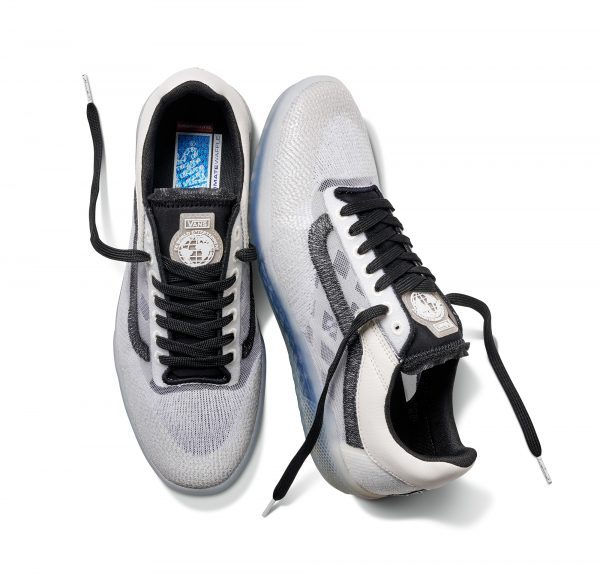 HO21_SkateLTD_AVEDurastitch_VN0A4BWP7Y7_FA_WhtBlk_Pair-1-600x580