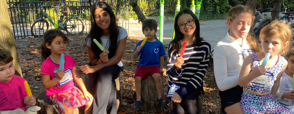 kids eating popsicles