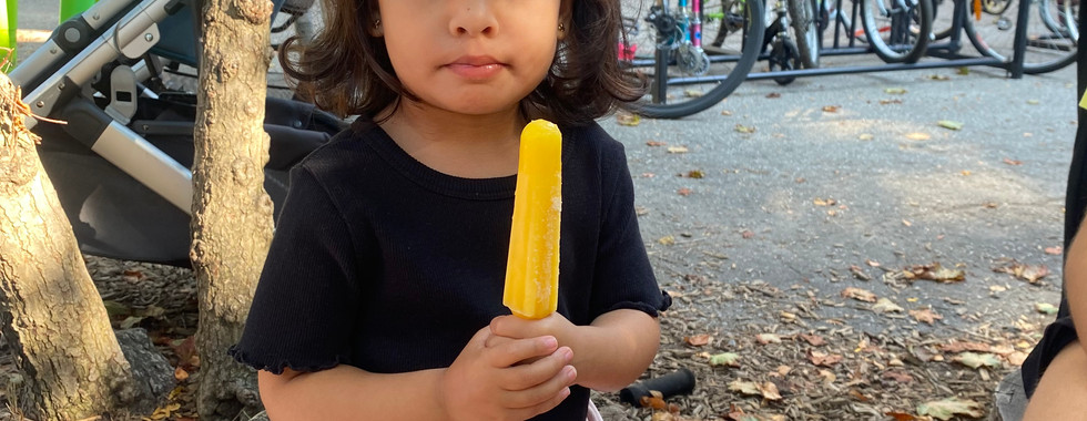 kids eating popsicles