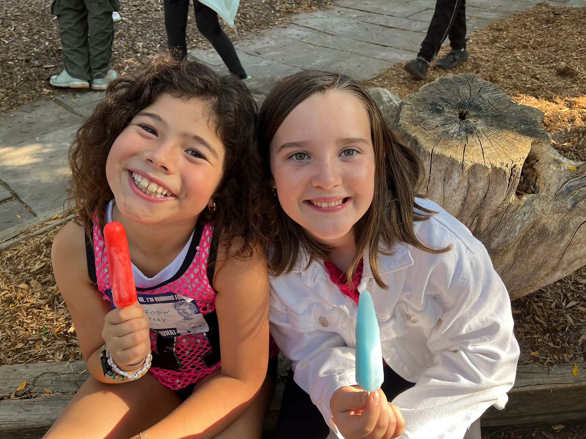 kids eating popsicles