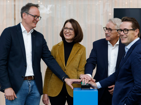 Susanne Vincenz-Stauffacher eröffnet die Solaranlage der Trunz Holding AG