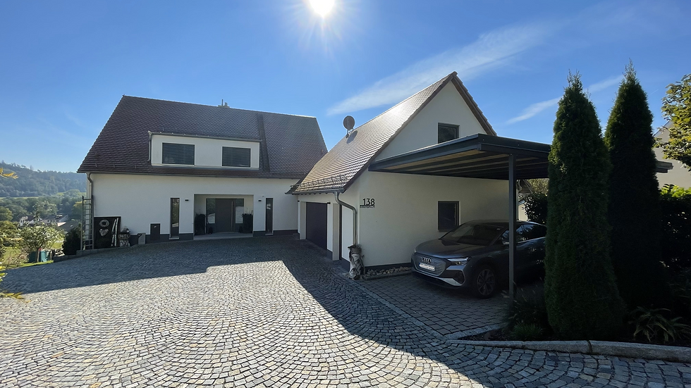 überdachter Autoparkplatz