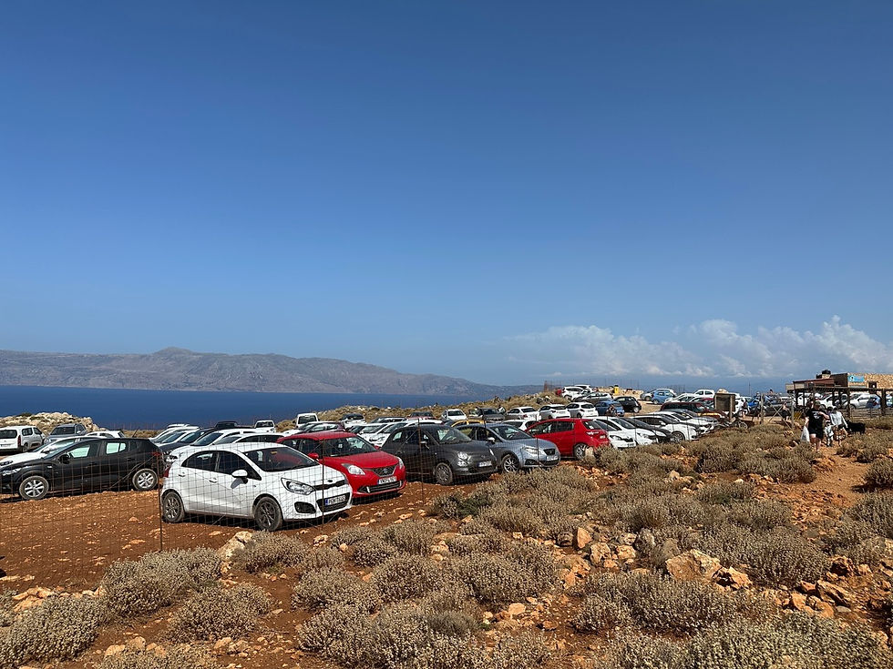 Parking na Balos - miejsca konczą się w sezonie wakacyjnym ok 9:00