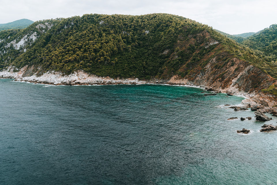 Grönskande ön Skopelos i Grekland