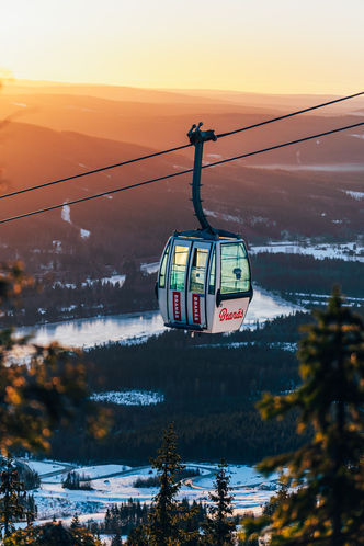 En gondollift i soluppgång en vintermorgon