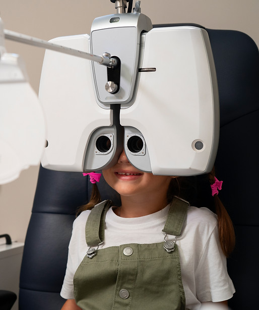 garota-de-tiro-medio-examinando-os-olhos.jpg