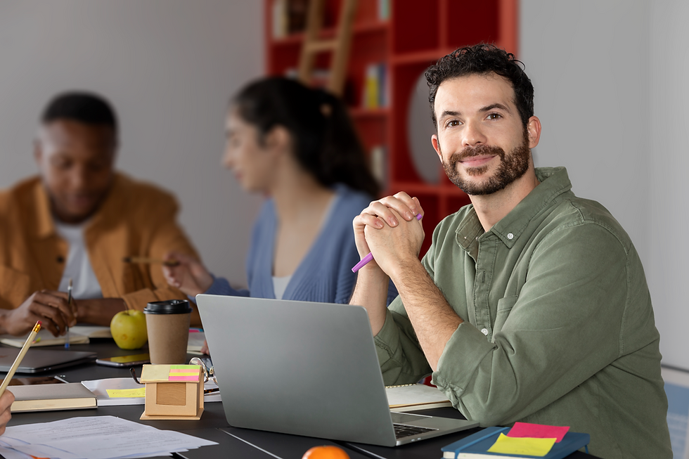colegas-aprendendo-e-sorrindo-durante-sessao-de-estudo.png